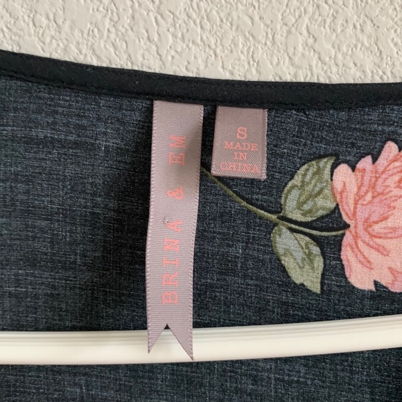 Brina & Em Liari Tie Sleeve Top - black w/ floral - Picture 4 of 4